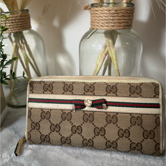 GIVEAWAY 🤍Gucci Canvas Sherry line Wallet🤍 - Picture 1 of 13